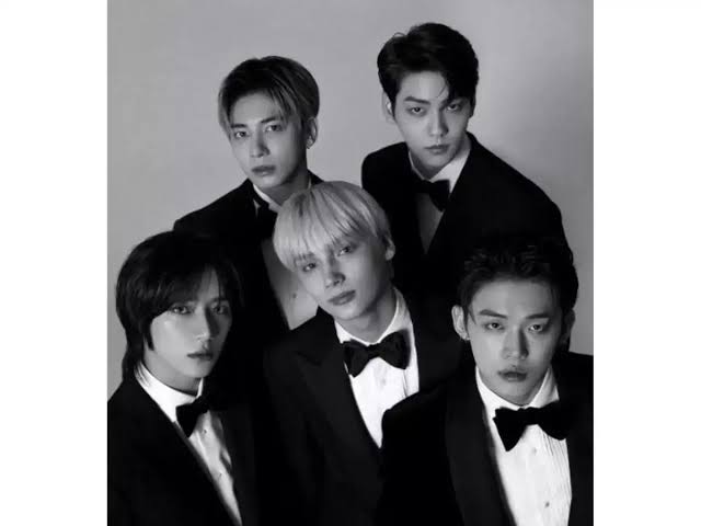 TOMORROW X TOGETHER (TXT)